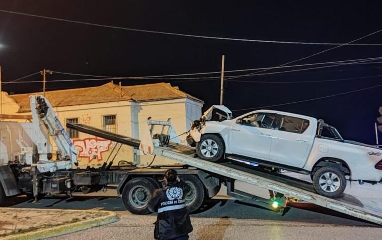 Conductora ebria chocó contra una camioneta estacionada