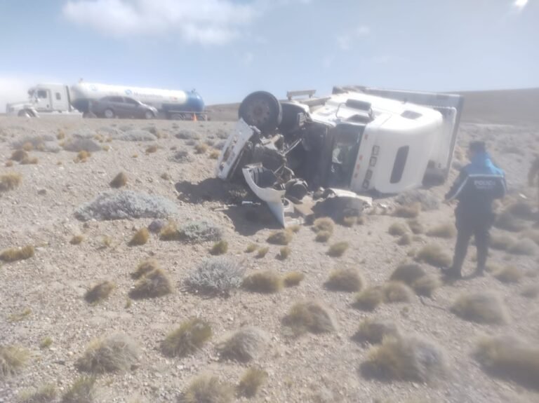 Volcaron dos camiones producto de los fuertes vientos