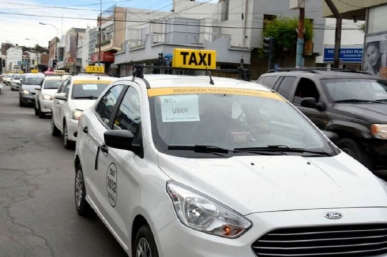 TAXIS: Solicitaron un aumento de más del 80%