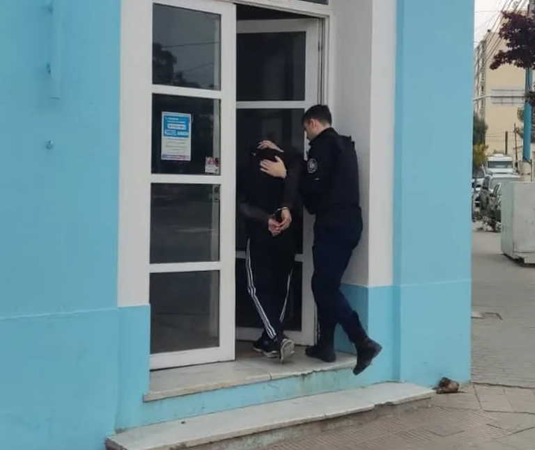 Paseaba por la Costanera y tenía pedido de captura