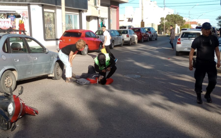 Un auto y una moto chocaron en la Av. Kennedy: hubo un herido