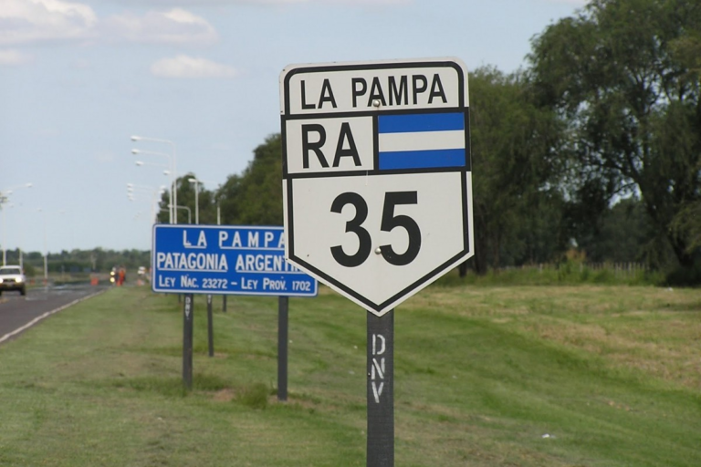 Discutió con su pareja y ella lo abandonó desnudo en medio de la ruta