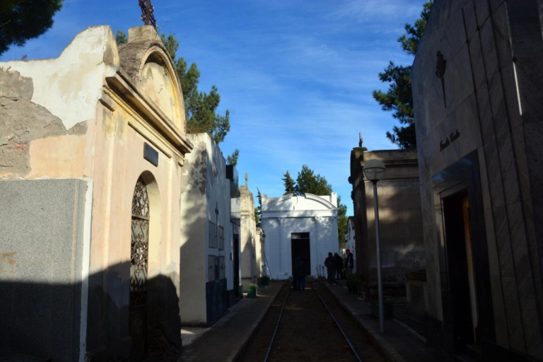 Profanaron una tumba, sacaron el cuerpo y lo sentaron en un banco