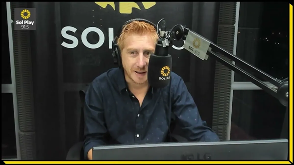 Un conductor de radio amenazó en vivo a su compañera de trabajo