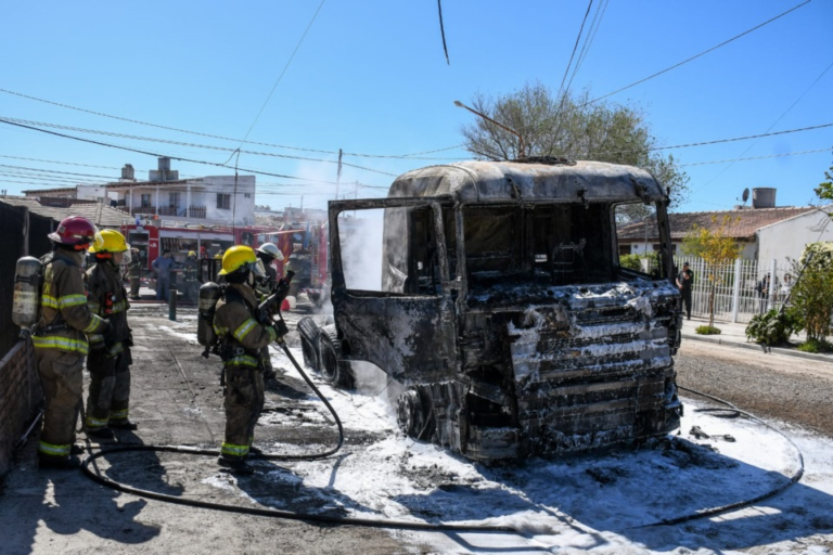 Un camión se prendió fuego y explotó en plena vía pública