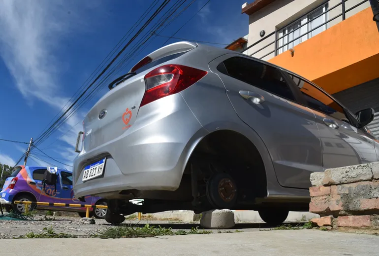 Les robaron las ruedas traseras a dos autos del mismo modelo