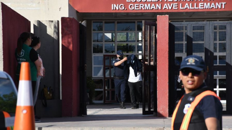 Ingresó armado a una escuela y le disparó a una profesora