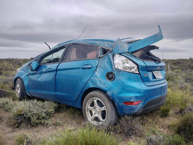 Accidente en Ruta 3: un auto volcó por el viento