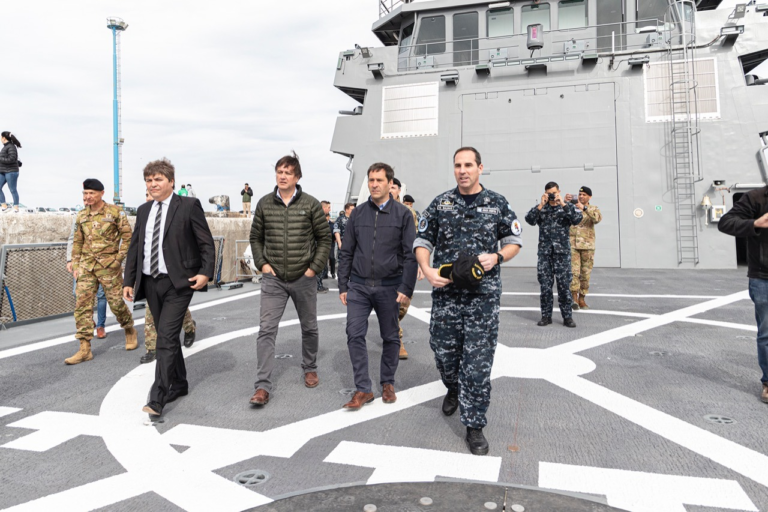 El intendente visitó los nuevos navíos de última tecnología de la Armada