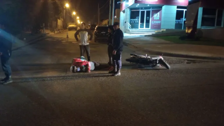 Un repartidor en moto fue atropellado en barrio Roca