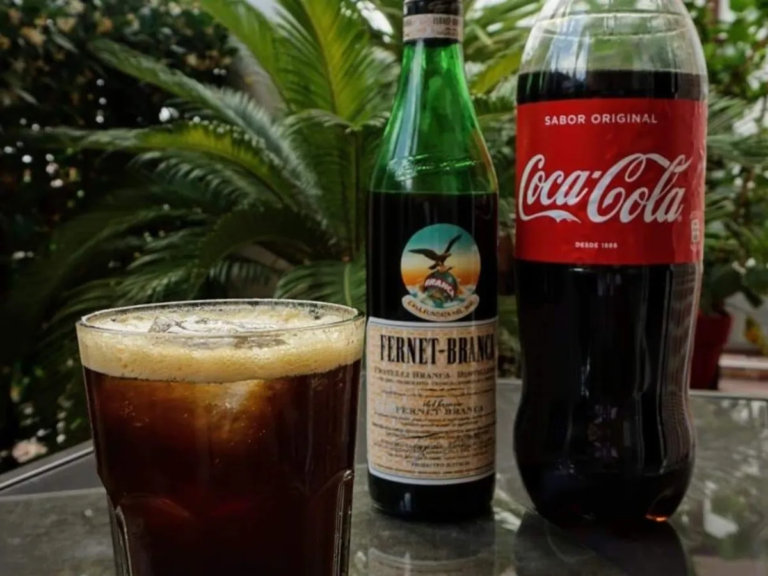 Volcaron en la misma rotonda un camión de fernet y otro de Coca-Cola