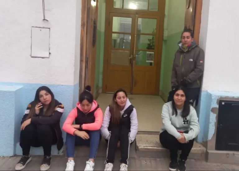 Le robaron las valijas a un equipo de futsal femenino