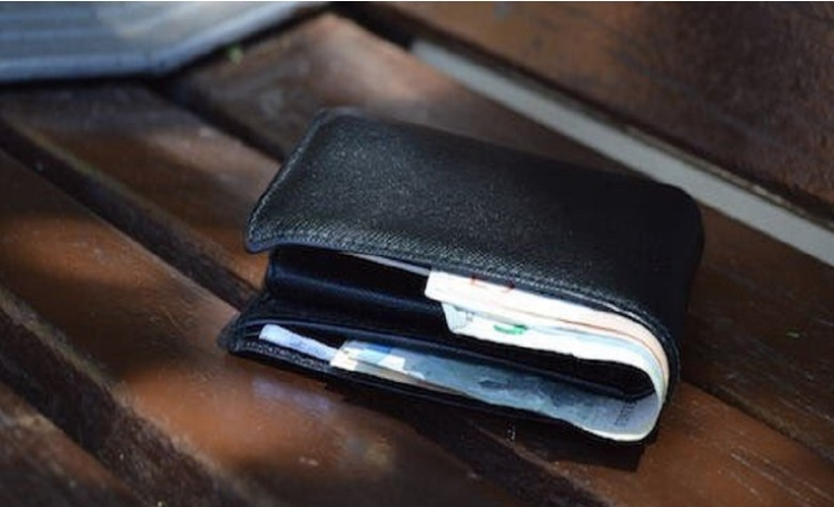 Encontró una billetera con $13 mil en una plaza y se la devolvió al dueño