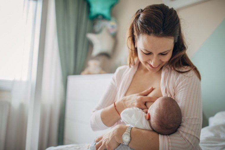 Covid: madres vacunadas transfieren inmunidad a sus bebés en la lactancia