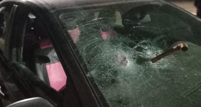 Violento atacó el auto de su cuñada y le dejó incrustado el caño en el parabrisas