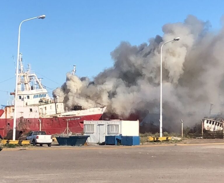 Presumen que el incendio del barco fue para robar cables