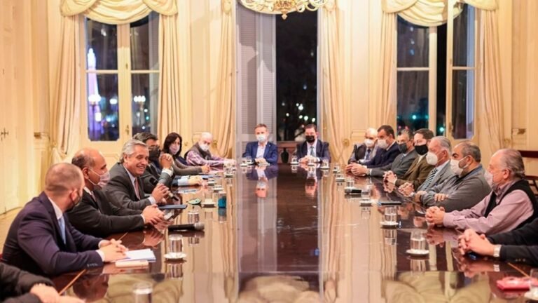 Sindicatos y empresarios discutirán un aumento del salario mínimo, vital y móvil