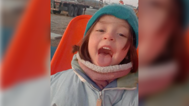 Les dijeron que su hija tenía gripe y la enviaron a casa: tres días luego falleció