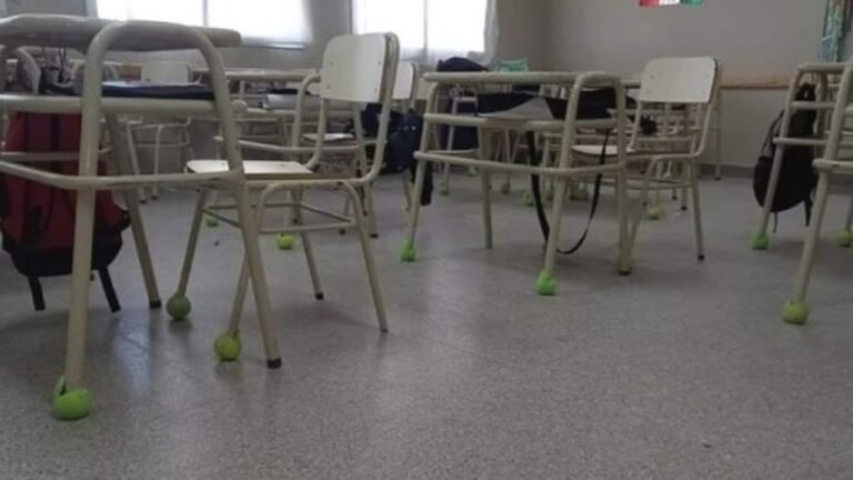Pusieron pelotas de tenis en los bancos para cuidar a un chico con autismo