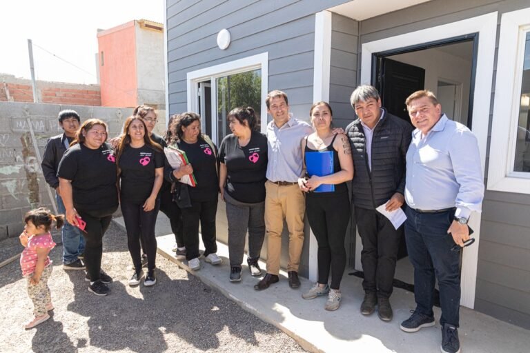 Entregaron dos viviendas sociales en el barrio Abel Amaya