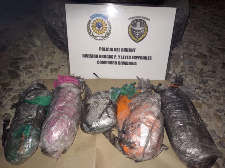 Llevaban marihuana y cocaína escondida en una rueda de auxilio