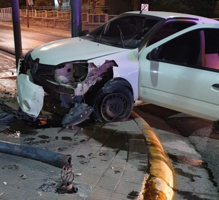 Chocó y arrancó el semáforo de la Catedral