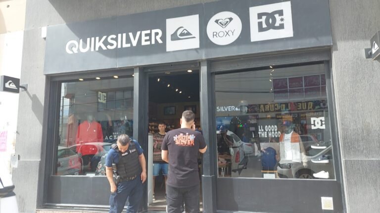 Intentó robar un buzo pero empleados lo detuvieron hasta que llegó la Policía