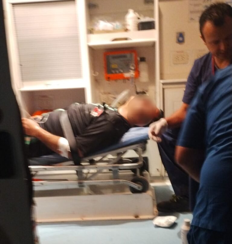 Discutía con su hijo, se cayó y autolesionó con un cuchillo en el pecho