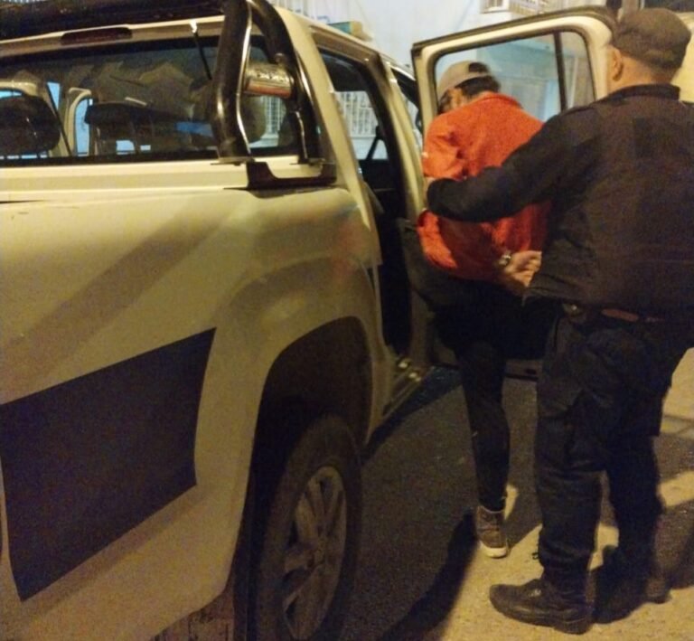 Ingresaba a un domicilio, fue descubierto y lo redujeron a golpes