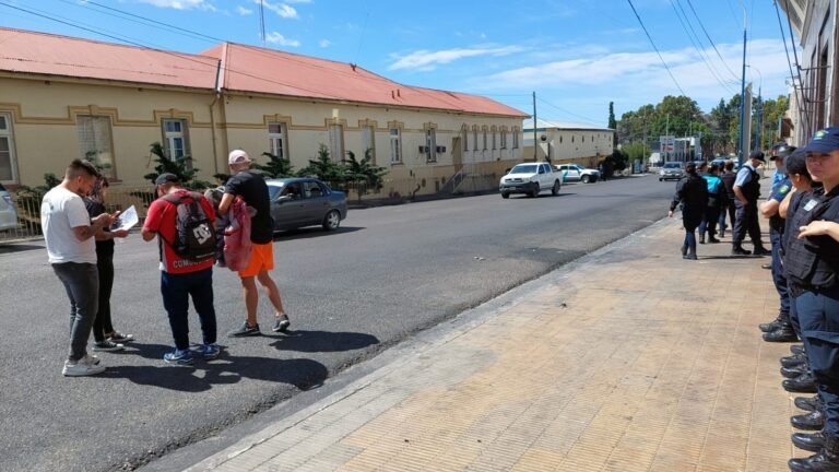 “Hay algo muy pesado atrás de este docente por eso lo cubren tanto”