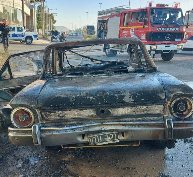 Incendió su vehículo para que la grúa no se lo lleve