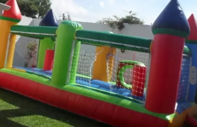 Explotó un pelotero inflable, un nene salió disparado y ahora lucha por su vida