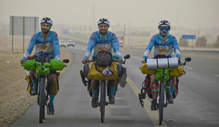 Llegaron a Qatar los ciclistas que salieron hace 170 días y pedalearon más de 10 mil kilómetros