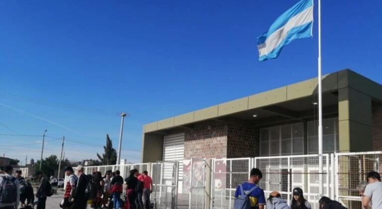 Una escuela pasará los partidos de Argentina y le dará premios al curso con la mejor hinchada