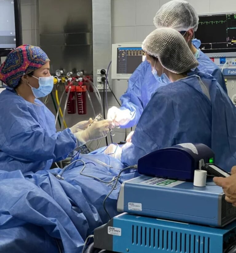 Realizaron tres implantes cocleares a dos niños