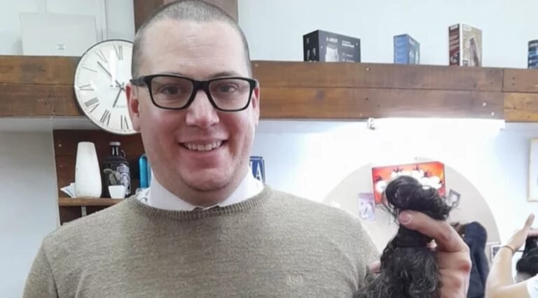 Un médico donó su cabello para pelucas de pacientes con cáncer