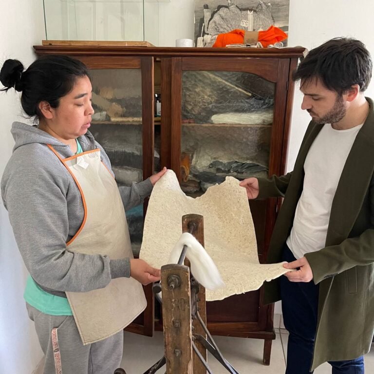 Torres visitó una fundación que diseña prendas y exportan a todo el mundo