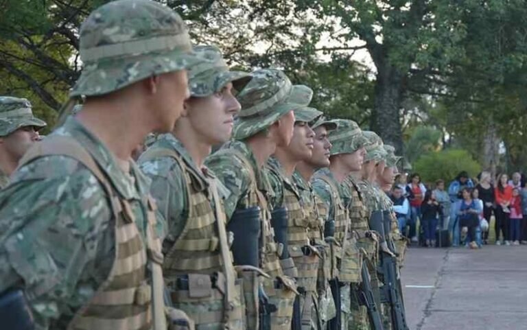 Un suboficial del Ejército amenazó y golpeó a un soldado por salir con su hija
