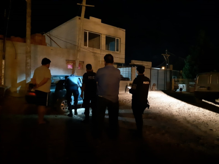 Se subió a un remis, amenazó al chofer y lo abandonó en un cementerio