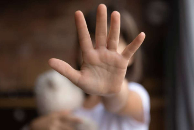 Esclavizó y abusó sexualemente durante años de su hijastra