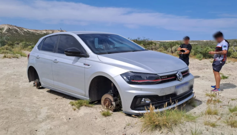 Dejó su auto estacionado y salió a correr: le robaron las cubiertas