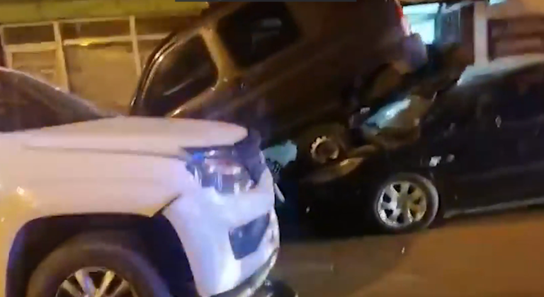 Manejaba borracho, chocó a tres autos y se negó a hacerse la alcoholemia