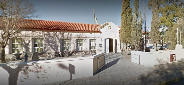 Atacó y arrojó piedras a su expareja en la escuela de sus hijos