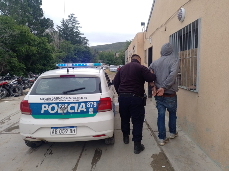Robó elementos de un auto y fue detenido: llevaba consigo una navaja
