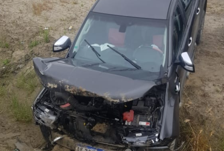 Un sargento conducía alcoholizado y terminó en un canal de desagüe