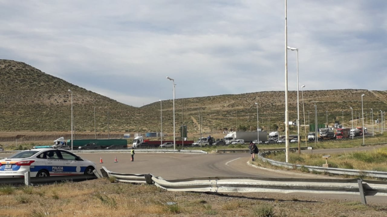 Gran cantidad de camiones de combustible en Ruta 3 y 26