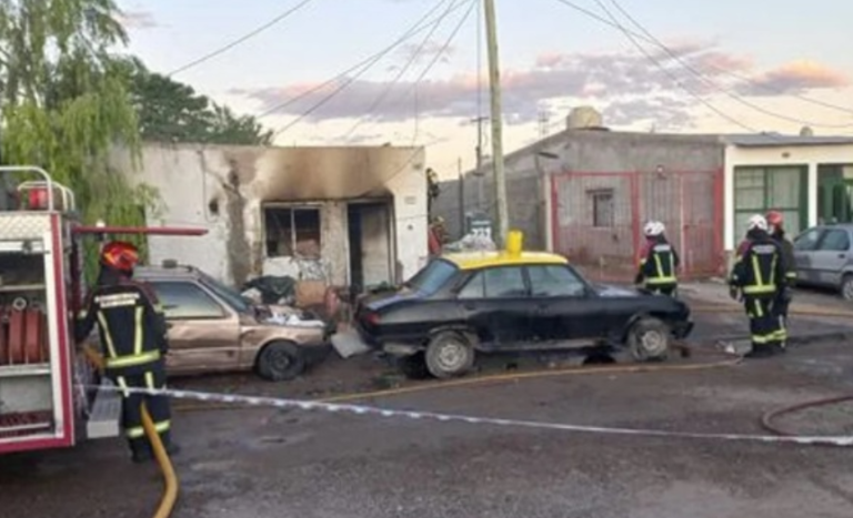 Se juntó con amigos a tomar, pelearon y le quemaron la casa