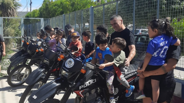 La División de Motos de la Policía limpió el patio del Jardín 472