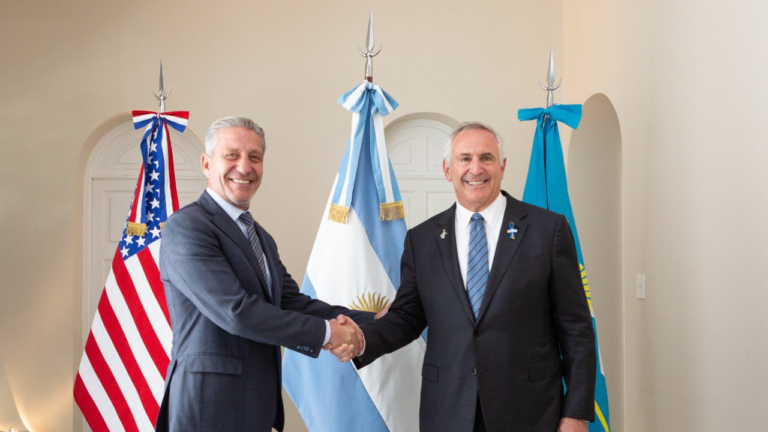 El gobernador recibió en Rawson al embajador de Estados Unidos