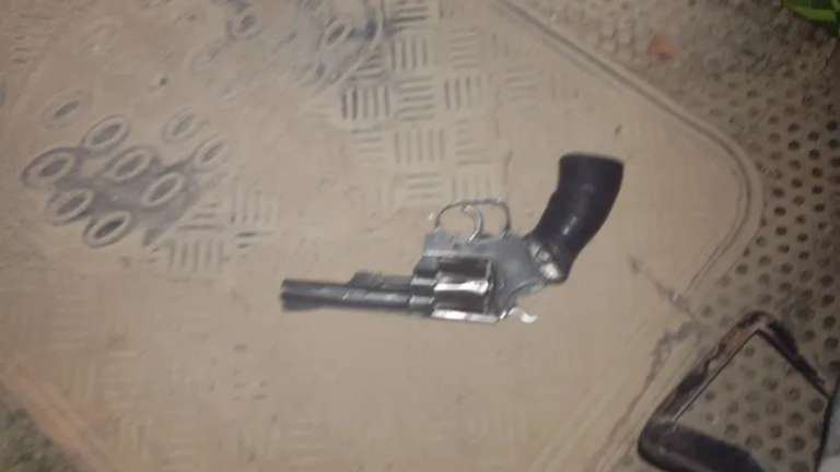 Manejaba borracho, chocó y los vecinos lo golpearon: se secuestró un arma